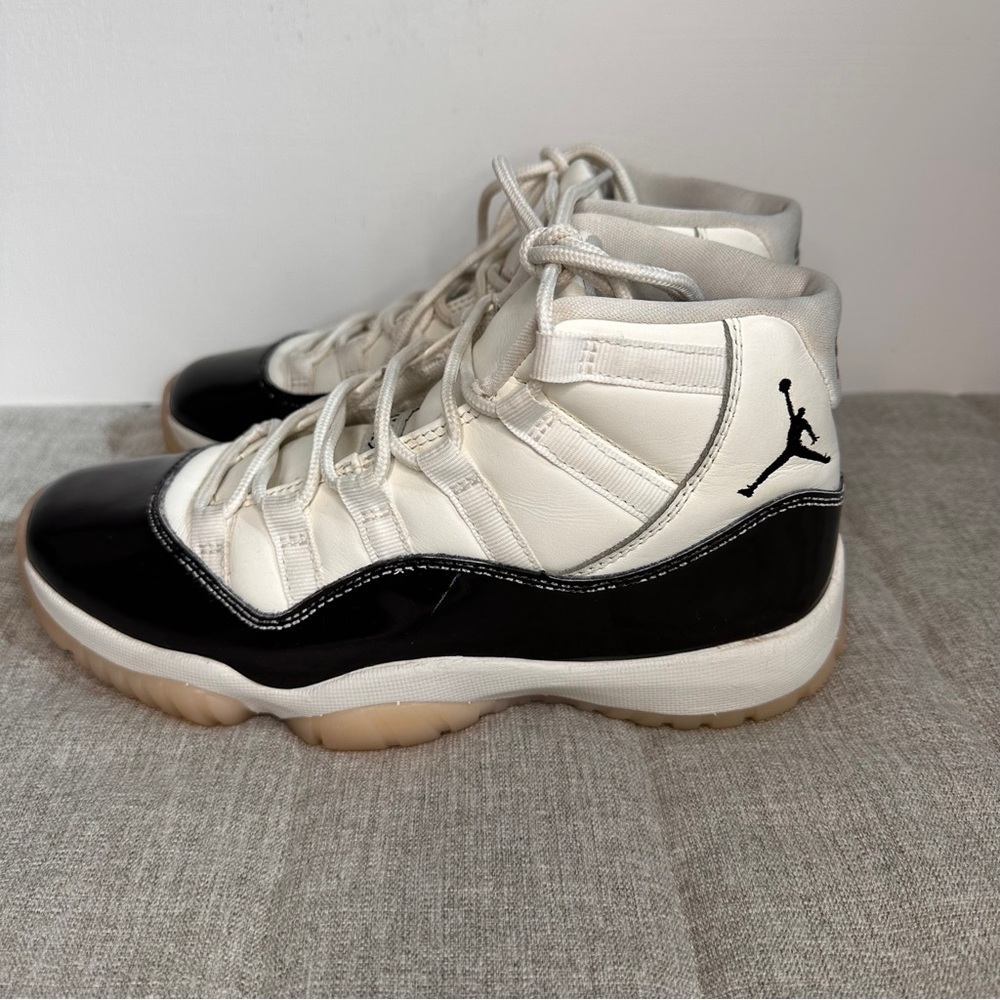 Nike Air Jordan 11 Retro Neapolitan Womens Size 7 Sail-Brown AR0715-101